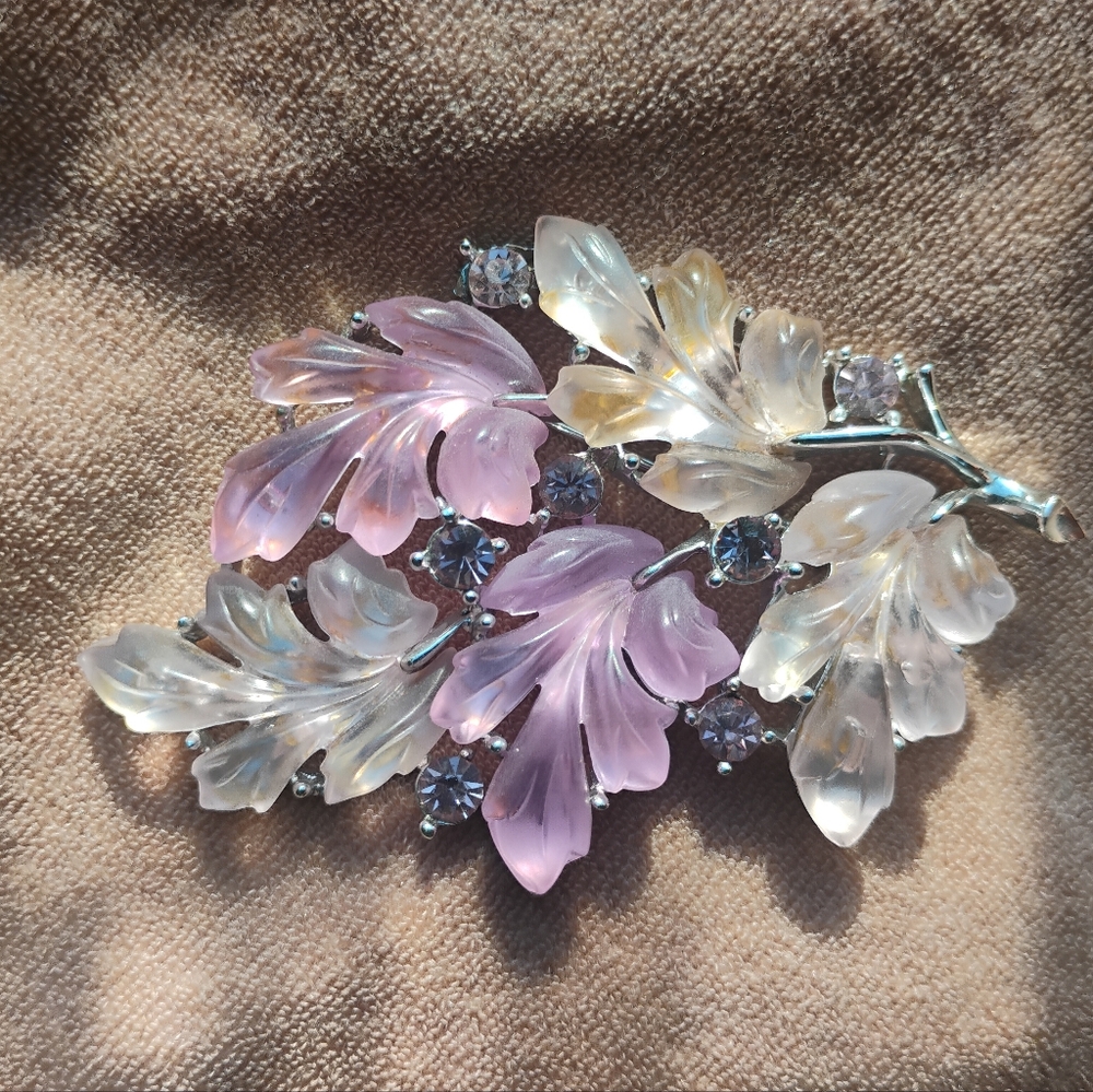 Lisner 1950's Signed Pink Molded Lucite Clip-On Earrings & Brooch (Set Of 3) - Picture 3 of 10